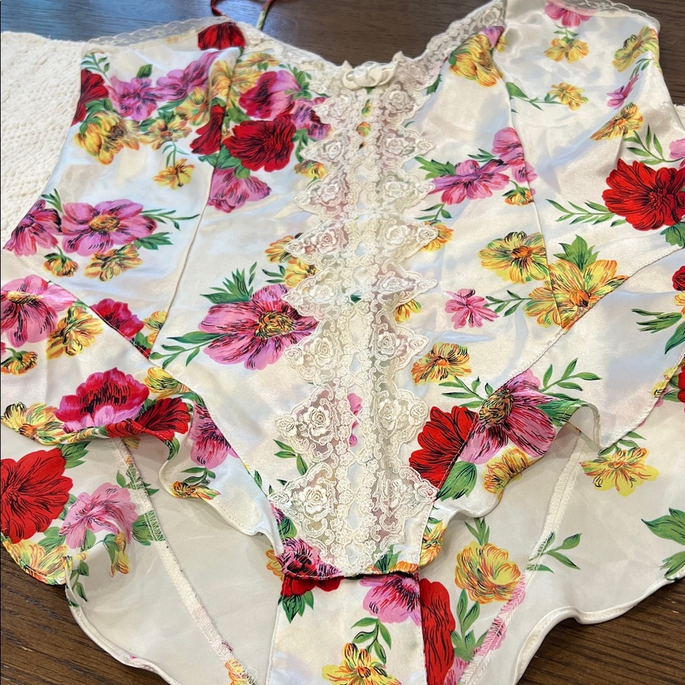 🎁🎁♥️♥️Vintage Victoria's Secret Floral Satin Chemise with Lace - Picture 6 of 15